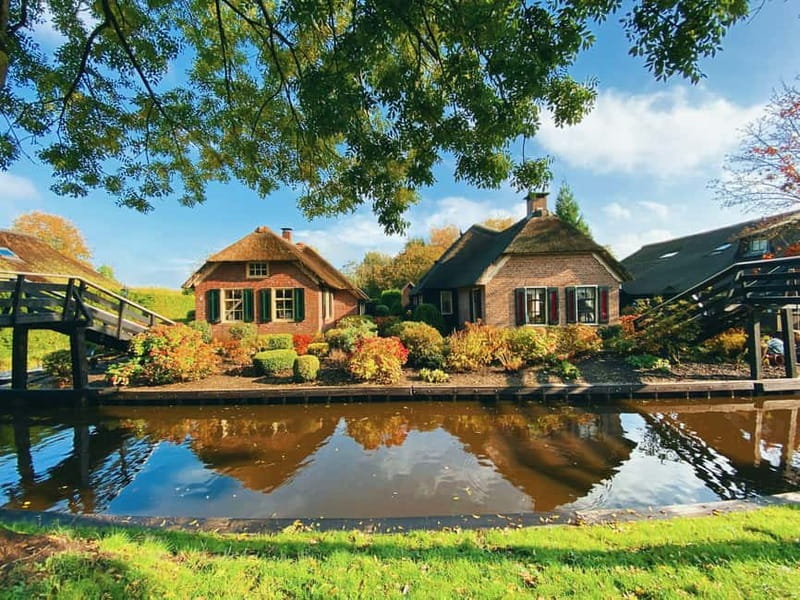 1 Hour Private open boat tour with local captain - Why a private captain makes sense in Giethoorn