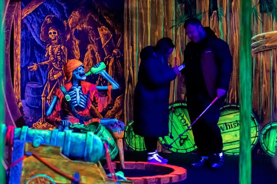 Aloha Amsterdam: 12-Hole Glow-in-the-Dark Mini-Golf - How long the 12 holes really take