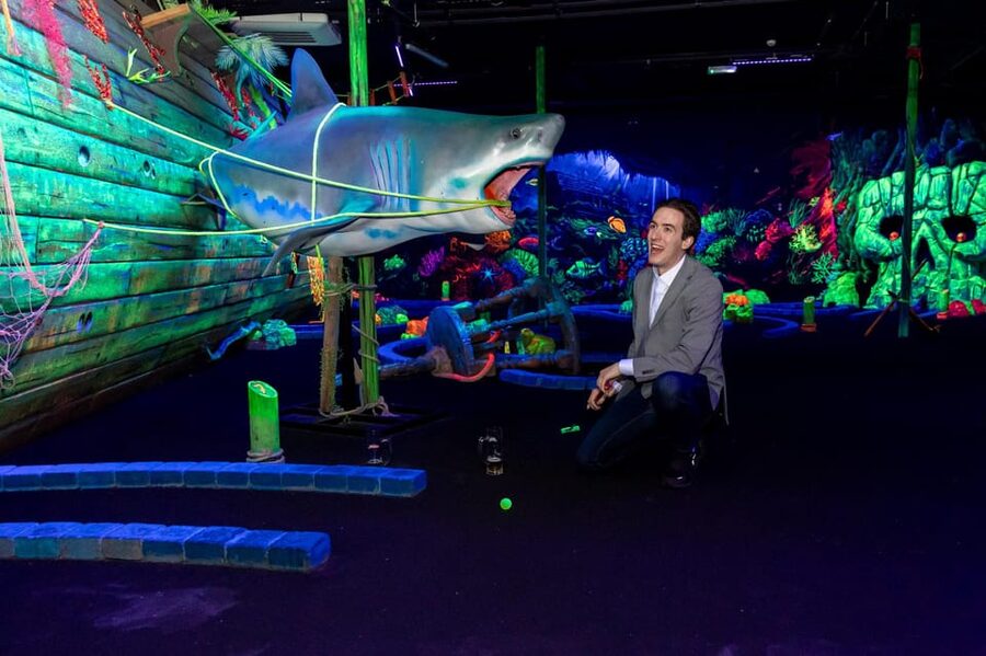 Aloha Amsterdam: 12-Hole Glow-in-the-Dark Mini-Golf - What the atmosphere adds to the game