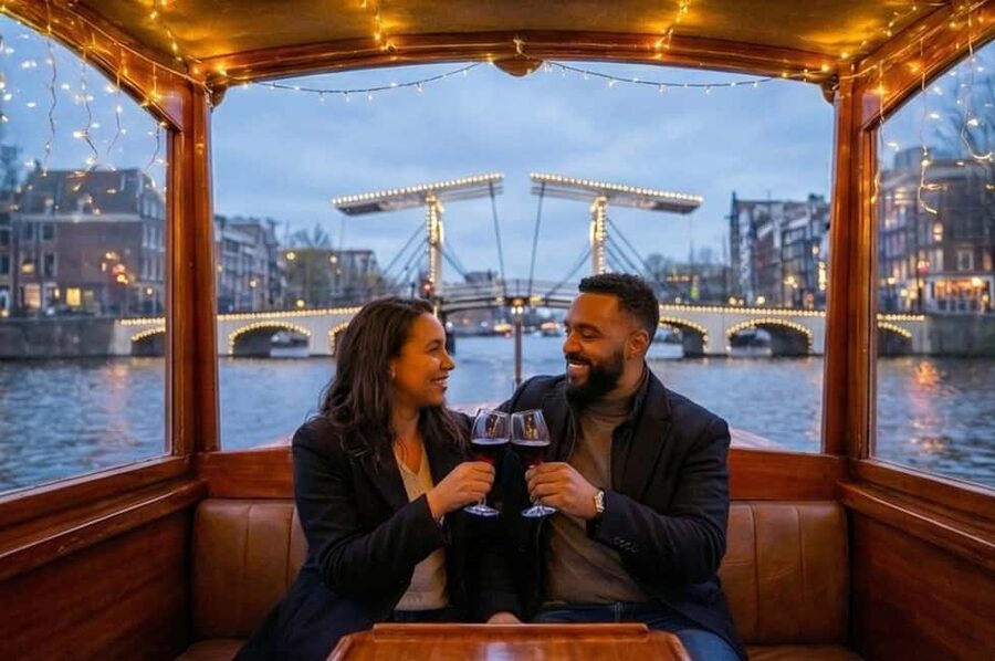Amsterdam:1.5-Hour Canal Cruise local Guide, Drinks & Snacks - Quick points before you book