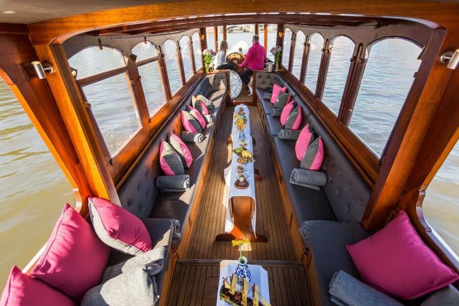 Amsterdam:1.5-Hour Canal Cruise local Guide, Drinks & Snacks - Is $25 a good value?