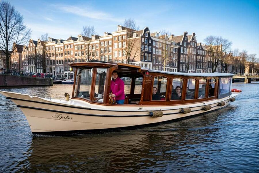 Amsterdam:1.5-Hour Canal Cruise local Guide, Drinks & Snacks - Dutch snacks, drinks, and the tone on board