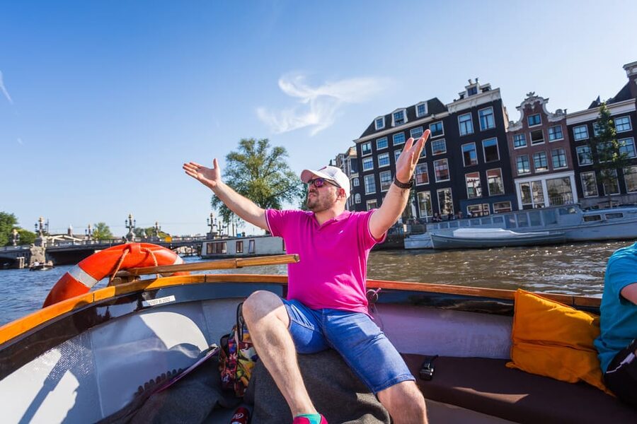 Amsterdam:1.5-Hour Canal Cruise local Guide, Drinks & Snacks - The first stretch: Maritime Amsterdam to the old harbor