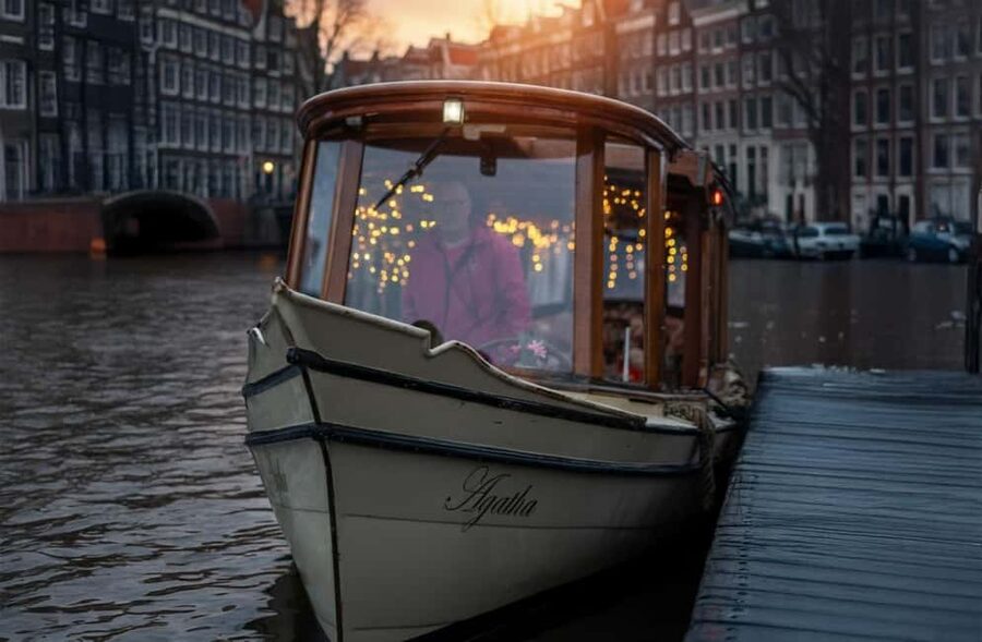 Amsterdam:1.5-Hour Canal Cruise local Guide, Drinks & Snacks - Herengracht and the Golden Bend