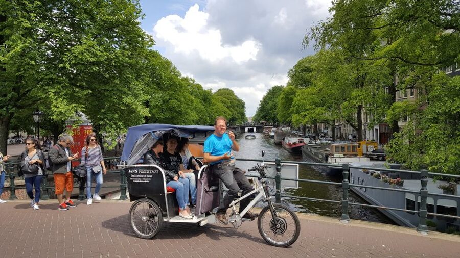 Amsterdam 1-Hour Rickshaw Tour - Meeting your guide in central Amsterdam