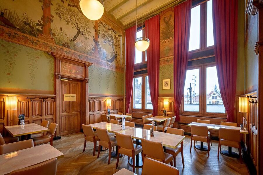 Amsterdam: 3-Course Meal in Historic 1st Class Waiting Rooms - Main courses, from beef to vegetarian curry