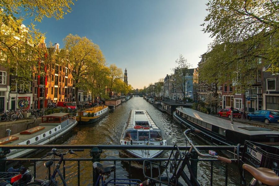 Amsterdam: 3-Hour Private Bike Tour of the City Center - Through Jordaan’s galleries, markets, and small shops
