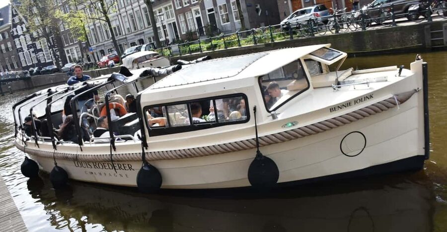 Amsterdam: 420 Smoke-Friendly Boat Tour - Rolling out from central Amsterdam
