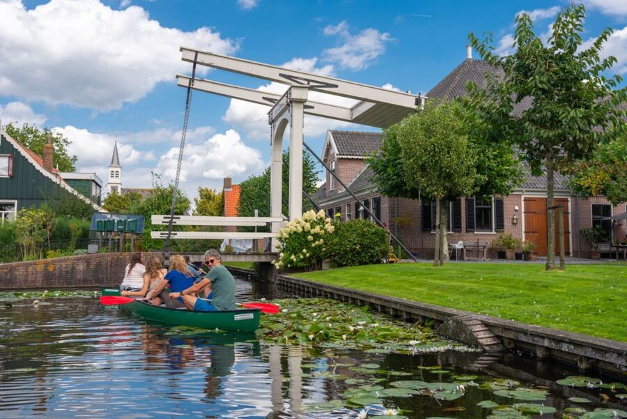 Amsterdam 5-Hour Guided Canoe Trip in the Wetlands - The island picnic at the halfway point
