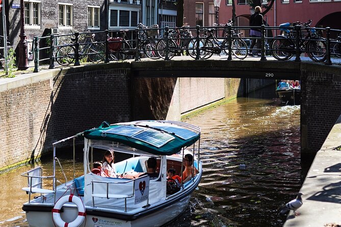 Amsterdam 90-min Private Canal Cruise with Live Guide and Drinks - Seven Bridges on Reguliersgracht