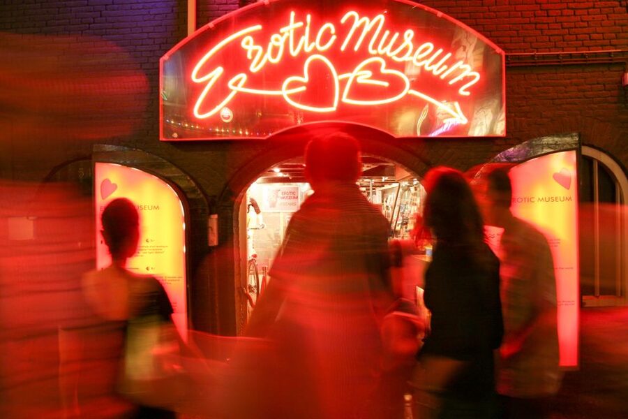 Amsterdam: After Dark Red Light District Tour - The short route through lesser-seen corners
