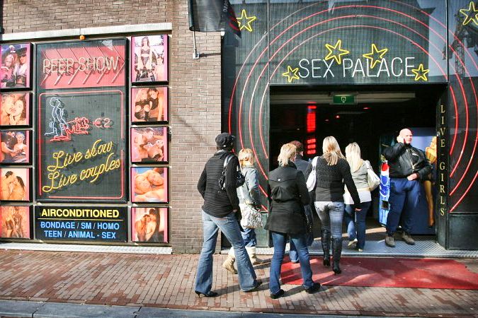Amsterdam: After Dark Red Light District Tour - De Waag and the walk back toward Nieuwmarkt