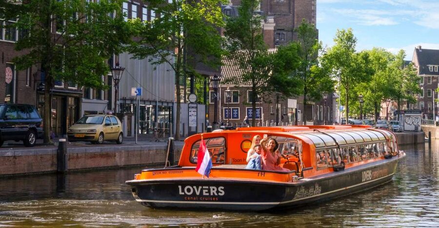 Amsterdam: Amsterdam Dungeon and Canal Cruise Entry Ticket - Two very different sides of Amsterdam