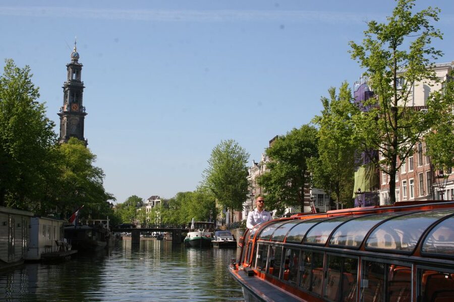 Amsterdam: Amsterdam Dungeon and Canal Cruise Entry Ticket - Age, comfort, and accessibility
