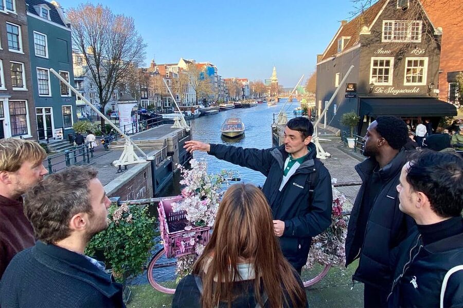 Amsterdam: Anne Frank Guided Small Group Walking Tour - De Silveren Spiegel and the value of lesser-known stories