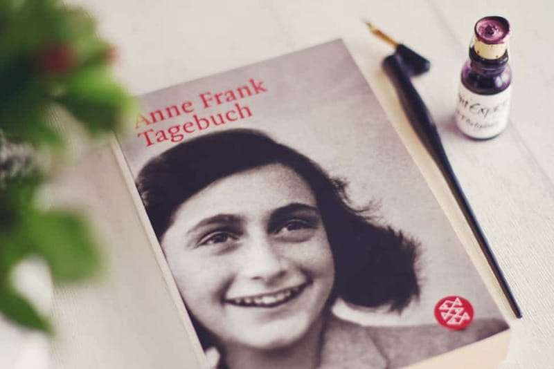 Amsterdam: Anne Frank Walking Tour - Guided in EN/DE/IT/ES - Starting at De Waag in Nieuwmarkt