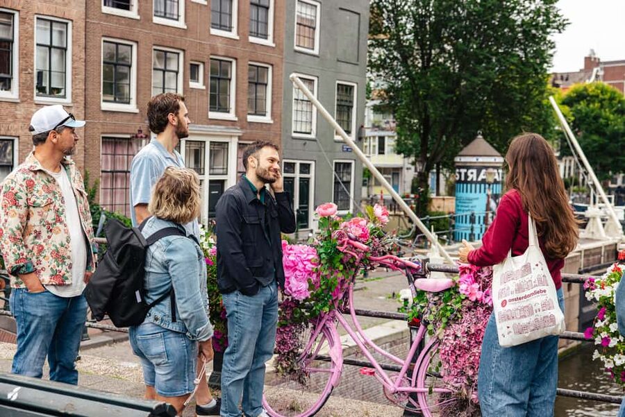 Amsterdam: Anne Frank Walking Tour - Guided in EN/DE/IT/ES - Sint Antoniesluis and the physical feel of the route