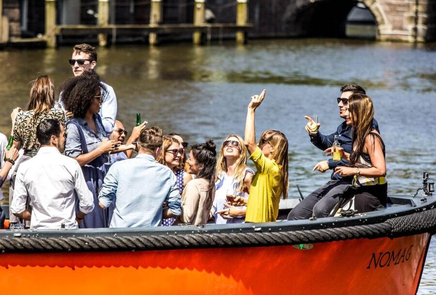 Amsterdam: Canal Belt Private Beer Boat Tour - Setting off beside the Sea Palace