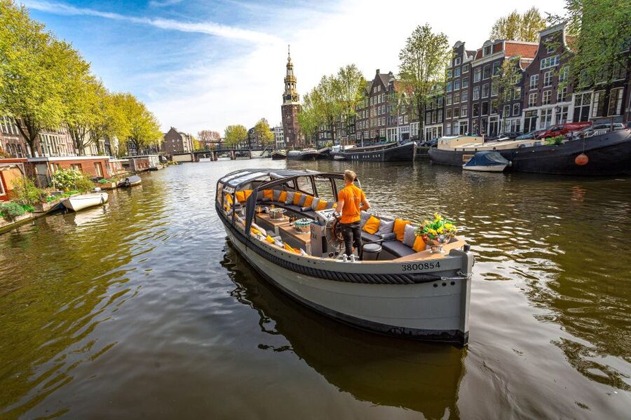 Amsterdam: Canal Belt Private Beer Boat Tour - Golden Age houses and Canal Belt views