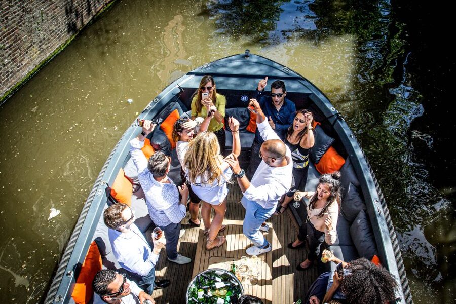 Amsterdam: Canal Belt Private Beer Boat Tour - What the private format adds