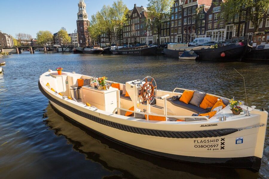 Amsterdam: Canal Belt Private Beer Boat Tour - The first 30 minutes, Amsterdam from the water
