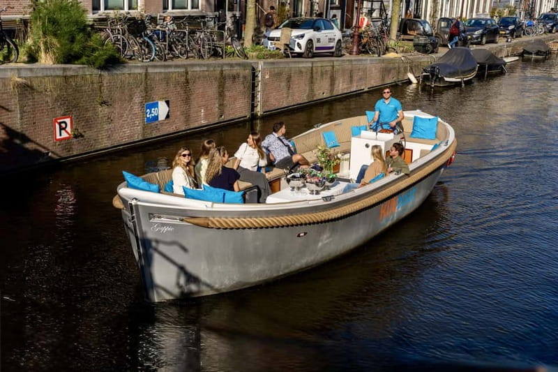 Amsterdam: Canal Cruise in Open Boat with Drink Option - Best time to take the cruise