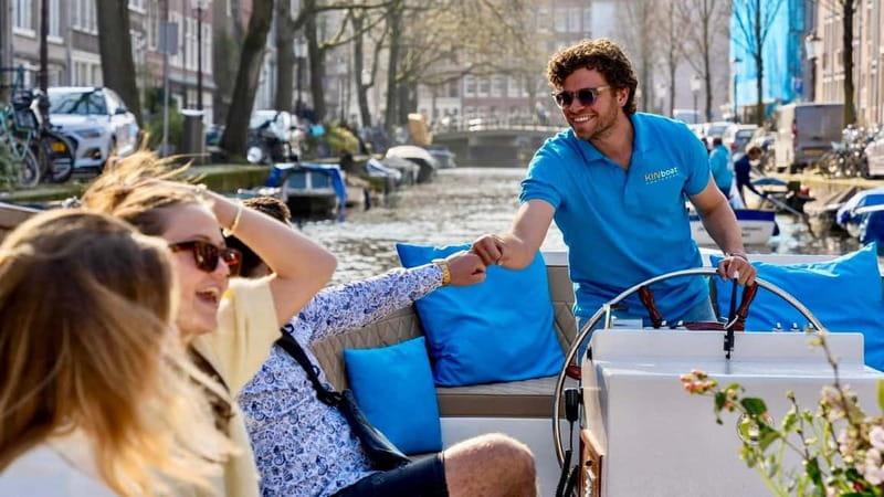 Amsterdam: Canal Cruise in Open Boat with Drink Option - The guides make the hour worthwhile