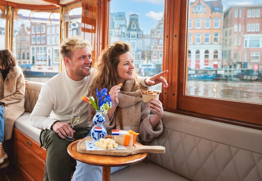 Amsterdam: Canal Cruise with Bubbles & Bites - What the one-hour route gives you