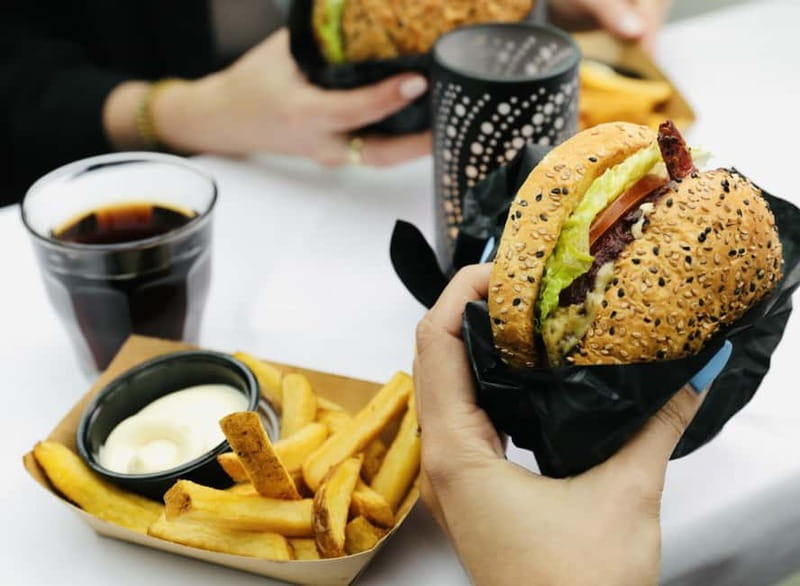 Amsterdam canal cruise with culinary burger or cheese & wine - Starting Beside the Anne Frank Museum