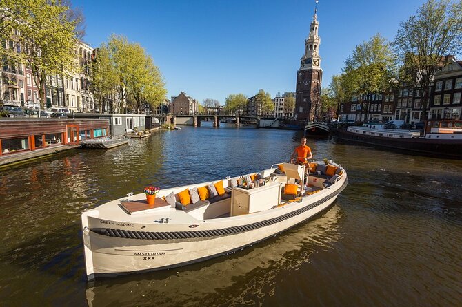 Amsterdam Canal Cruise with German Guide and unlimited drinks - What the small boat changes
