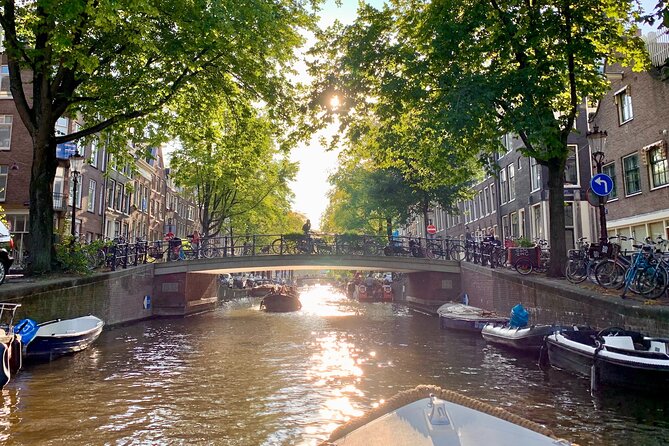 Amsterdam Canal Cruise with German Guide and unlimited drinks - Jewish Amsterdam seen from the water