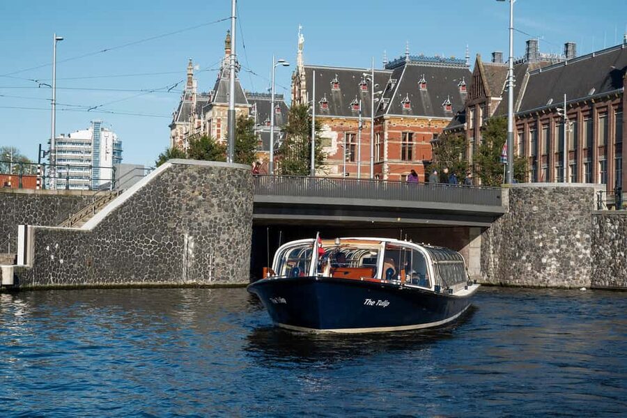 Amsterdam: Canal Cruise with Live Commentary & Audio Guide - Drinks, Crew, and the Small Details That Matter