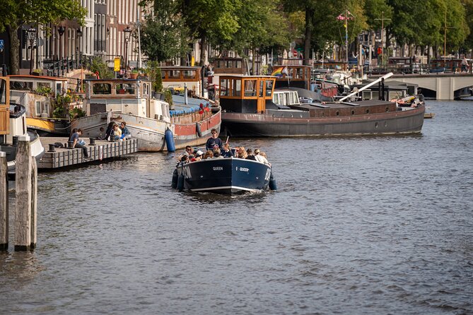 Amsterdam Canal Cruise with Live guide & Two drinks - Central St. - The old Church and the red-light district