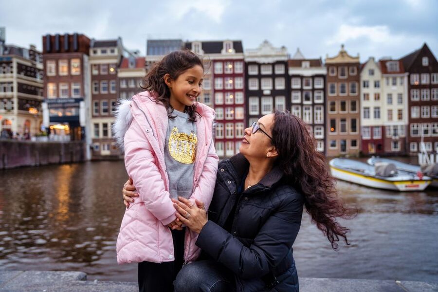 Amsterdam Canals Photoshoot: Private Solo, Family or Couples - Pick the photo style that fits your group