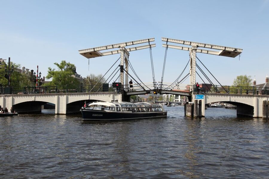 Amsterdam: City Canal Cruise & Straat Museum - Choosing the right canal dock