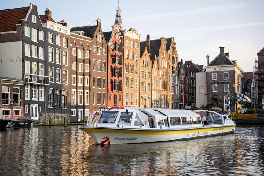 Amsterdam: City Centre Canal Cruise & Free Flower Cocktail - Key points to know before boarding