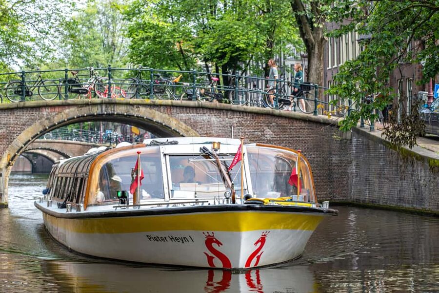 Amsterdam: City Centre Canal Cruise & Free Flower Cocktail - Choosing between Damrak, Centraal Station, and the Rijksmuseum
