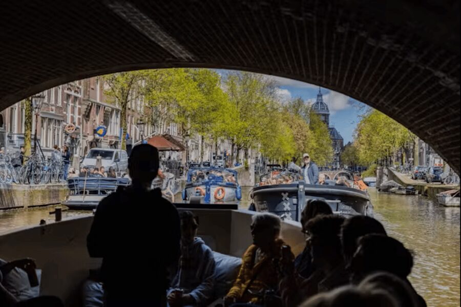 Amsterdam: City Highlights Small Boat Canal Cruise with host - Herengracht and the Seven Bridges