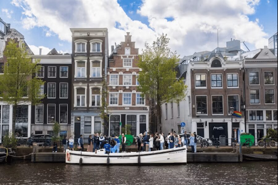 Amsterdam: City Highlights Small Boat Canal Cruise with host - The Red Light District and Oude Kerk