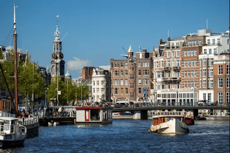 Amsterdam: City Highlights Small Boat Canal Cruise with host - The Mini Venice section and Chinatown
