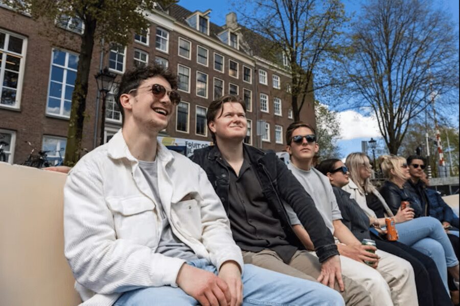 Amsterdam: City Highlights Small Boat Canal Cruise with host - The Sea Palace floating restaurant