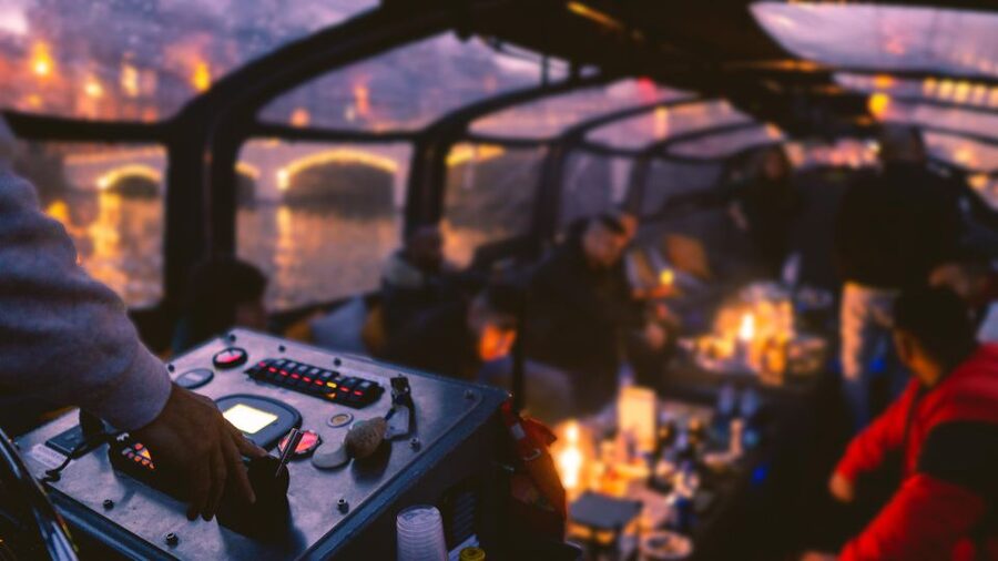 Amsterdam: Covered Canal Booze Cruise with Unlimited Drinks - Why this canal cruise works for first-time visitors