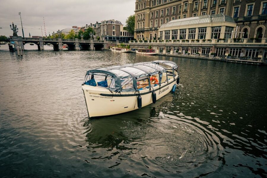 Amsterdam: Covered Canal Booze Cruise with Unlimited Drinks - Starting in the city center