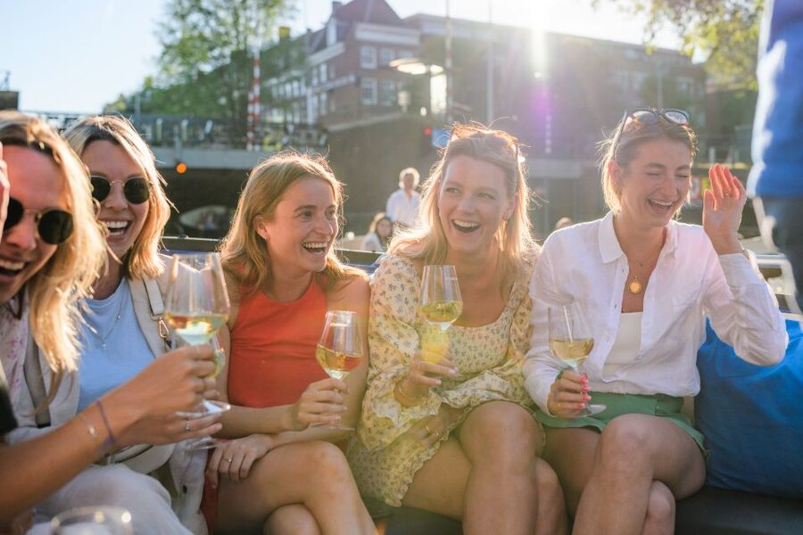 Amsterdam: Covered Canal Booze Cruise with Unlimited Drinks - Drinks, hosting, and the social mood