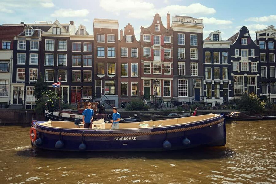 Amsterdam: Cozy Evening Canal Cruise With Open Bar Option - Open bar, drink packages, and the social mood