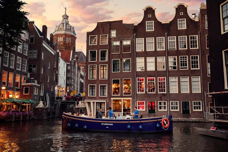 Amsterdam: Cozy Evening Canal Cruise With Open Bar Option - Why Amsterdam is best seen from the canals