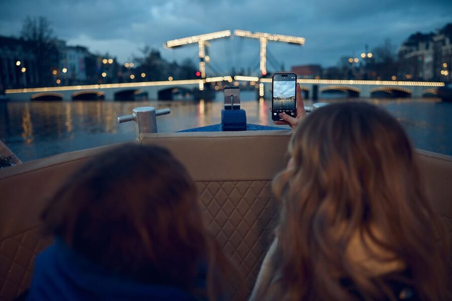 Amsterdam: Cozy Evening Canal Cruise With Open Bar Option - Seven Bridges and the Margere Brug