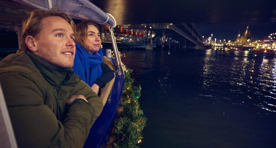 Amsterdam: Cozy Evening Canal Cruise With Open Bar Option - What the guide adds to the ride