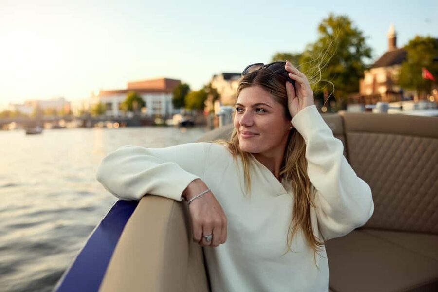 Amsterdam: Cozy Evening Canal Cruise With Open Bar Option - Meeting near Dam Square and boarding