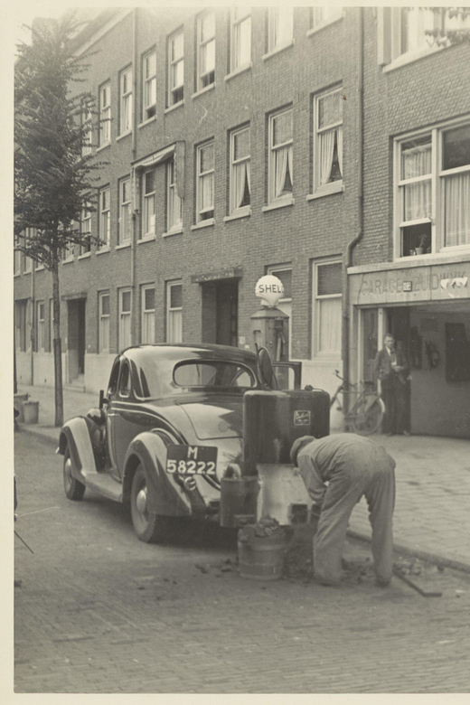 Amsterdam: Cycling along the World War Two spots - Meeting at Leidseplein and getting ready to ride